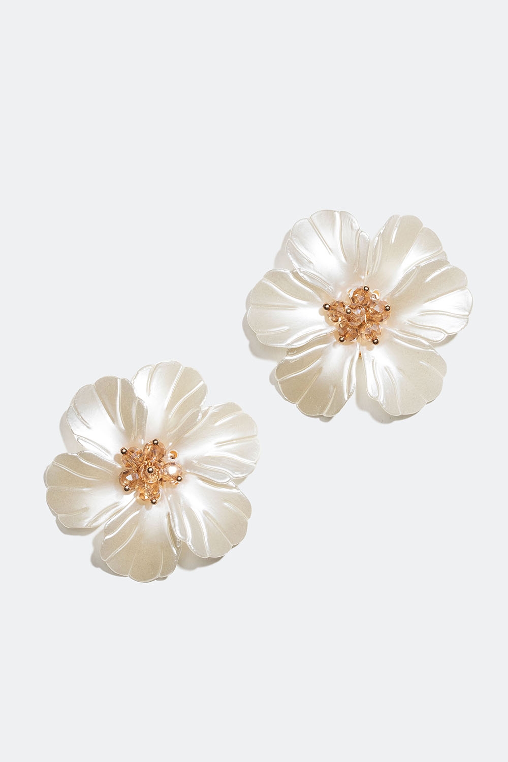 Korvakorut, joissa suuria valkeita kukkia ryhmässä Korut / Korvakorut @ Glitter (253006153002)