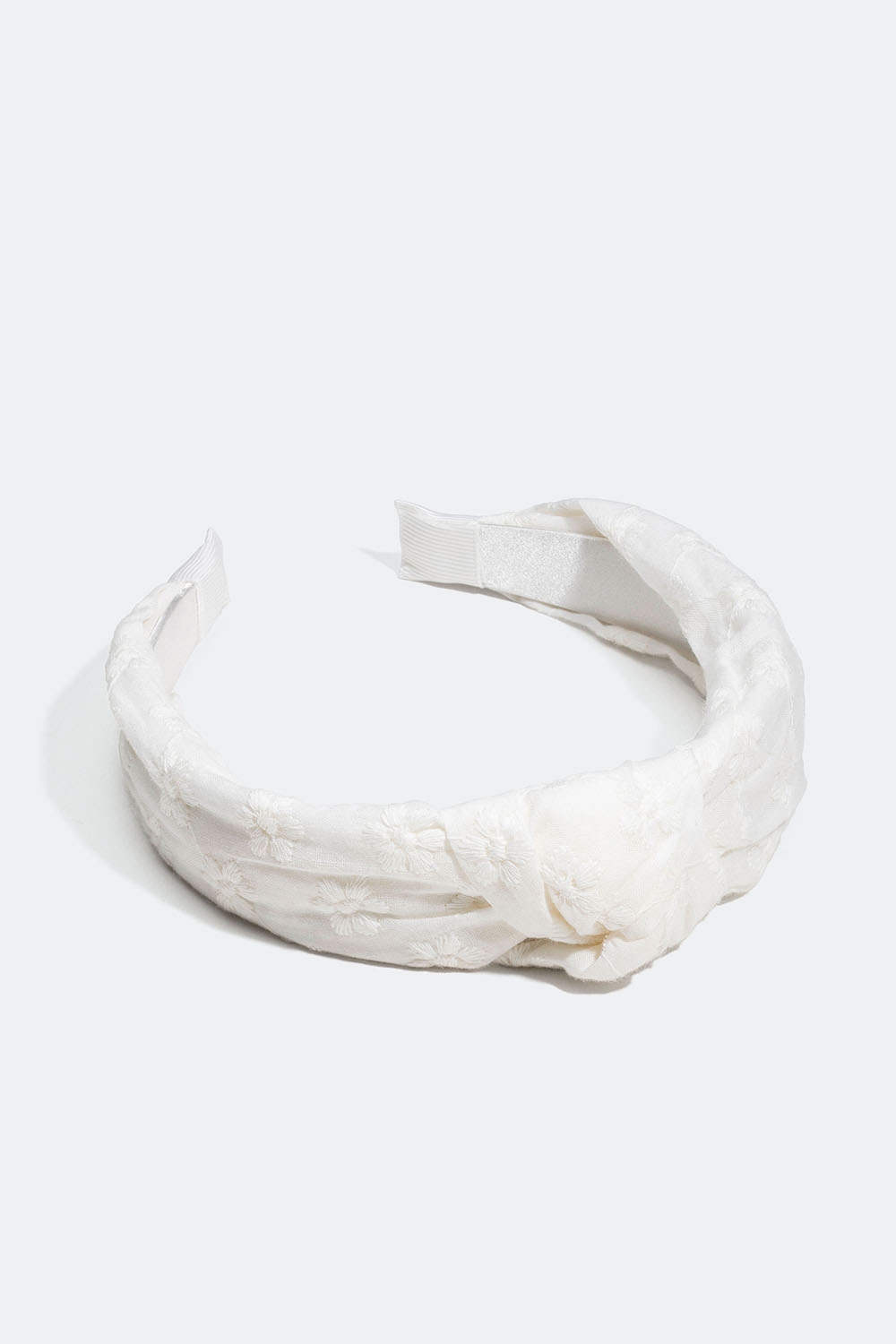 Hiuspanta, jossa valkoisesta, kirjotusta kankaasta tehty solmu ryhmässä Hiustuotteet / Hiuspannat / Leveät @ Glitter (336000673000)