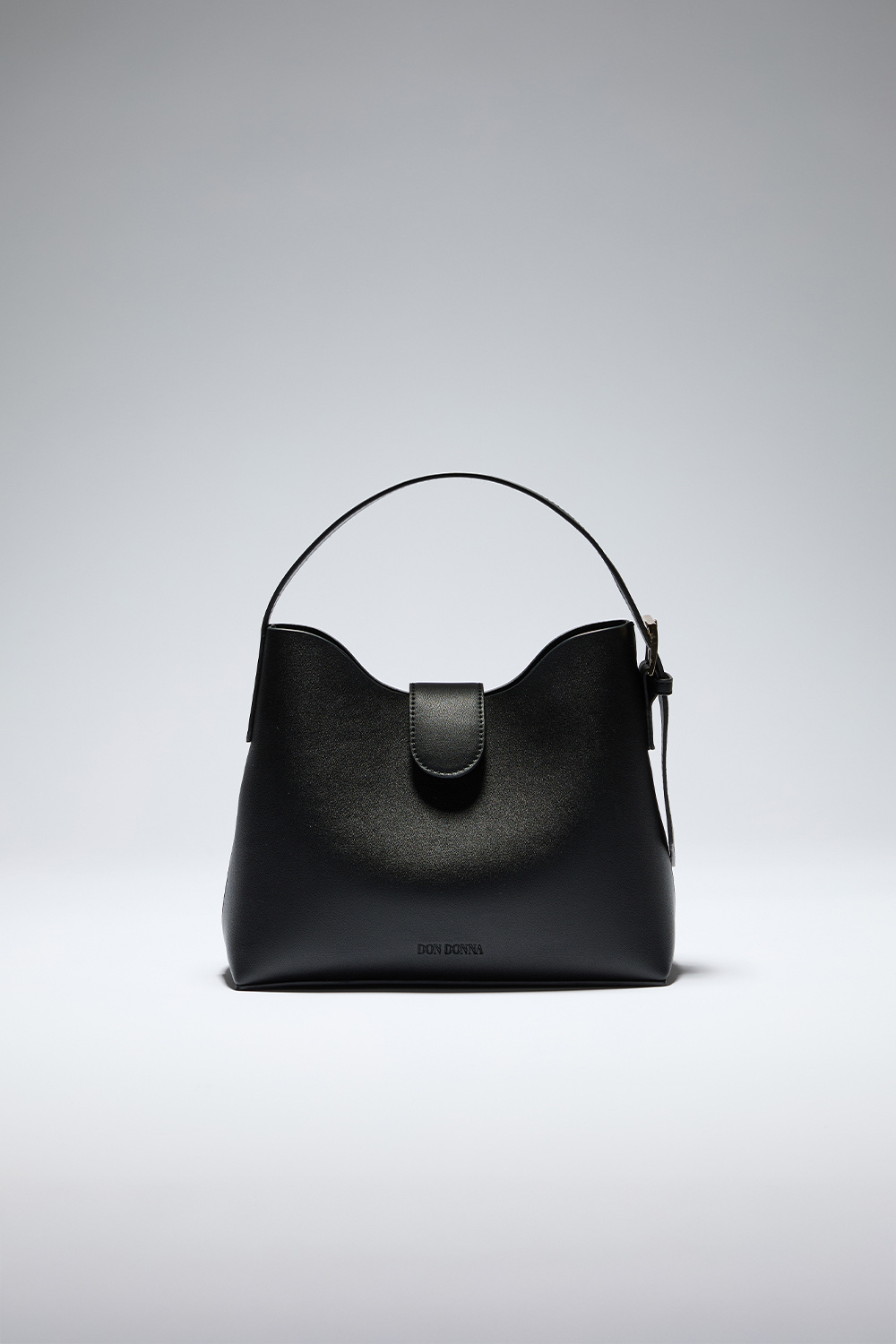 Musta käsilaukku, jossa leveä olkahihna