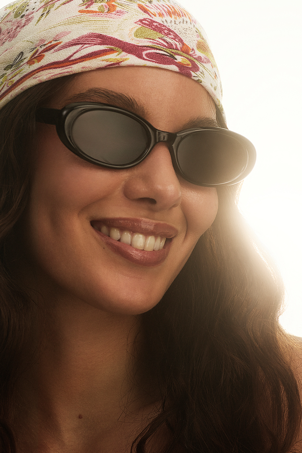 Soikeat aurinkolasit, joissa on mustat kehykset