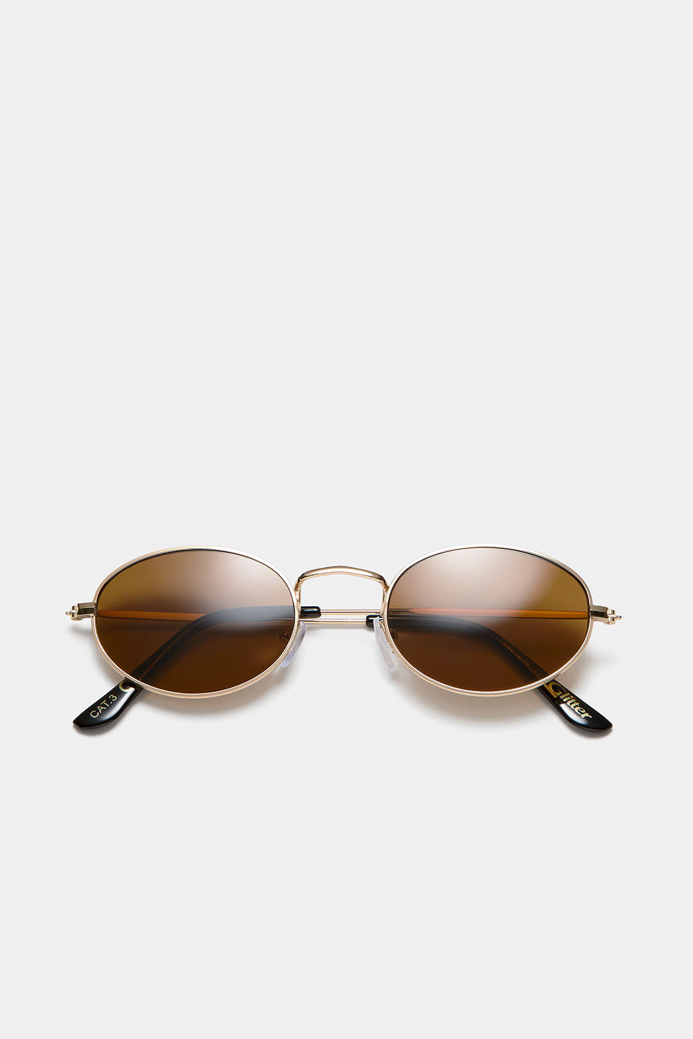 Soikeat aurinkolasit kapeilla metallikehykset