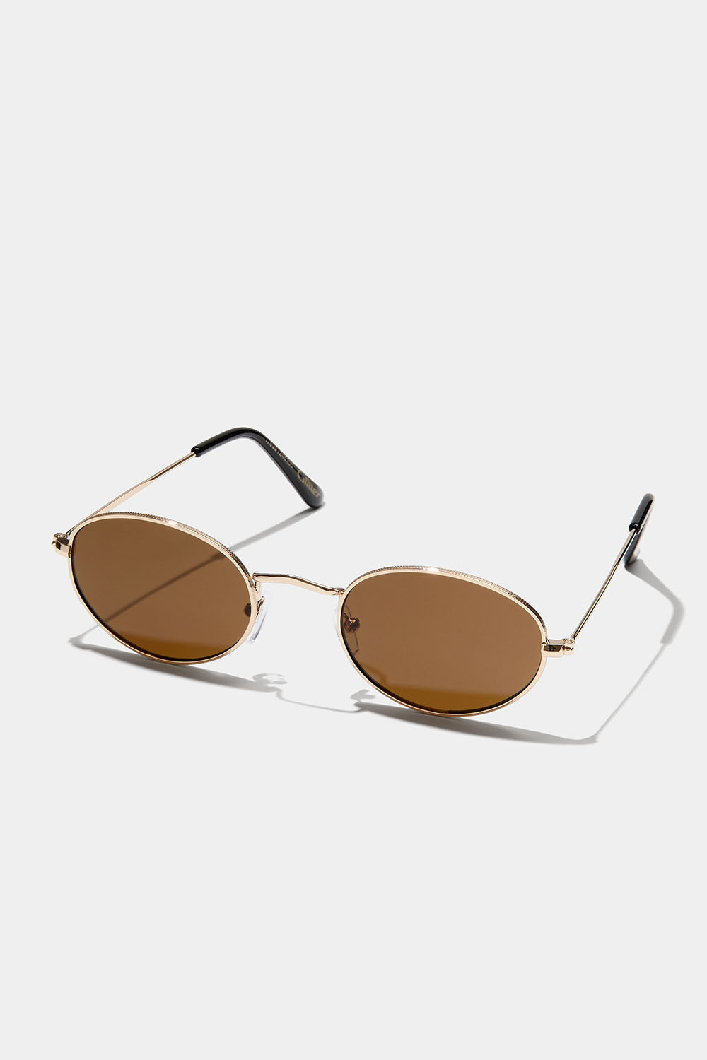 Soikeat aurinkolasit kapeilla metallikehykset