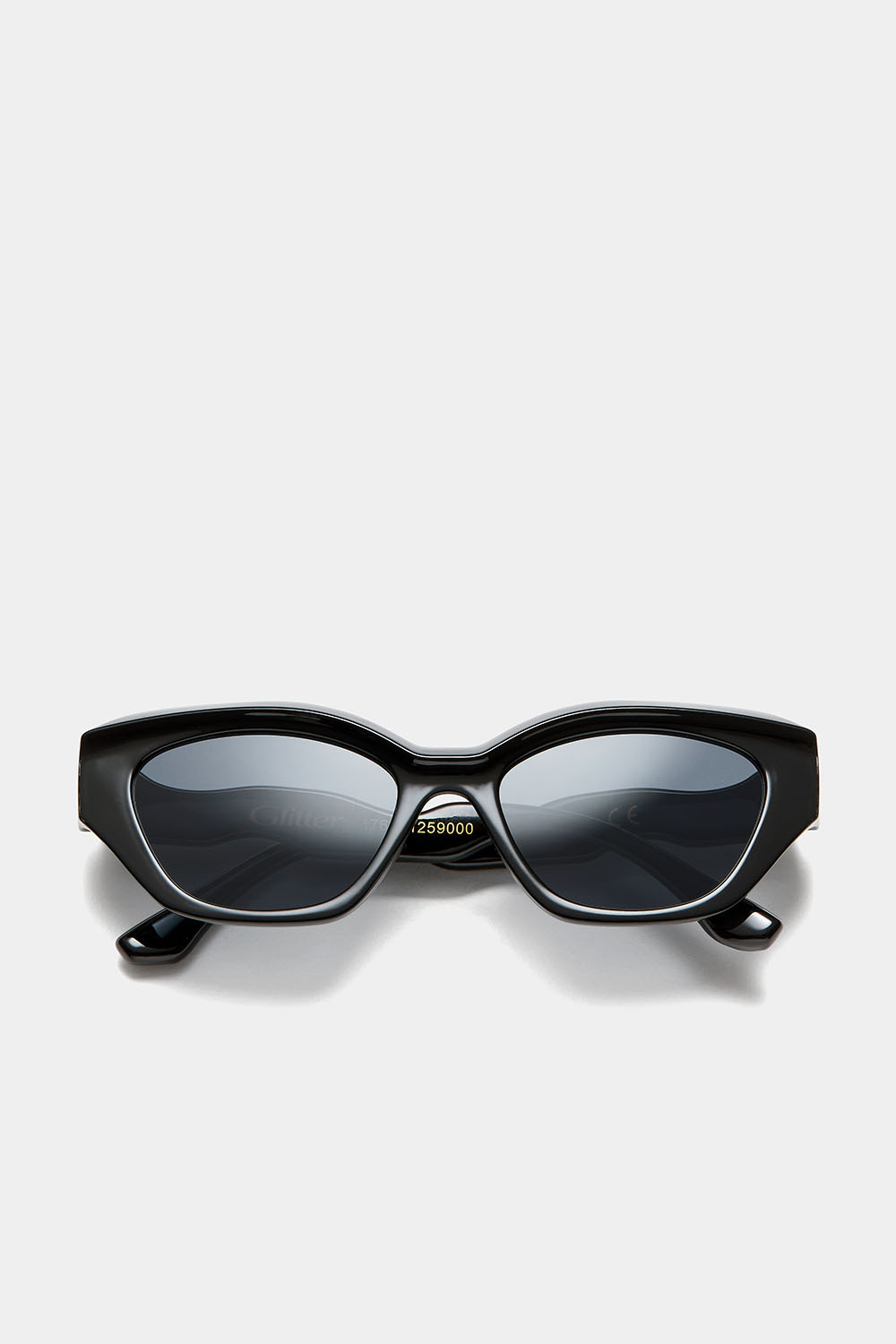 Mustat aurinkolasit kulmikkaalla cat-eye-mallilla