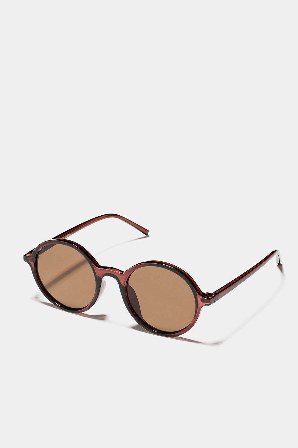 Pyöreät aurinkolasit ruskeilla kehyksillä