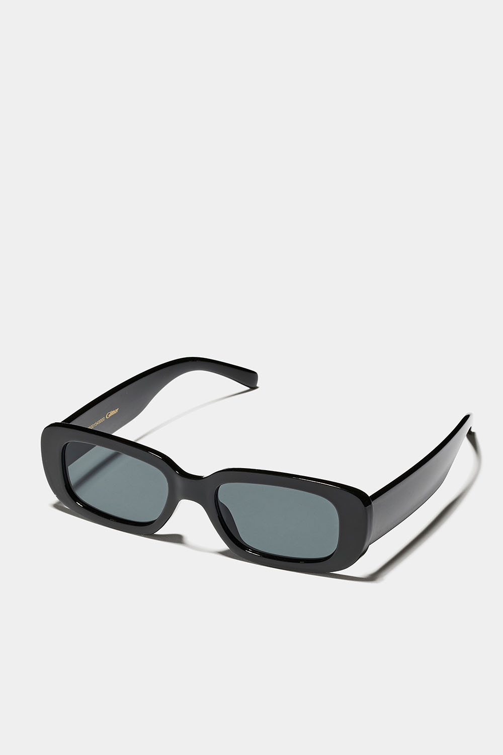 Mustat kulmikkaat aurinkolasit, joissa pyöristetyt reunat