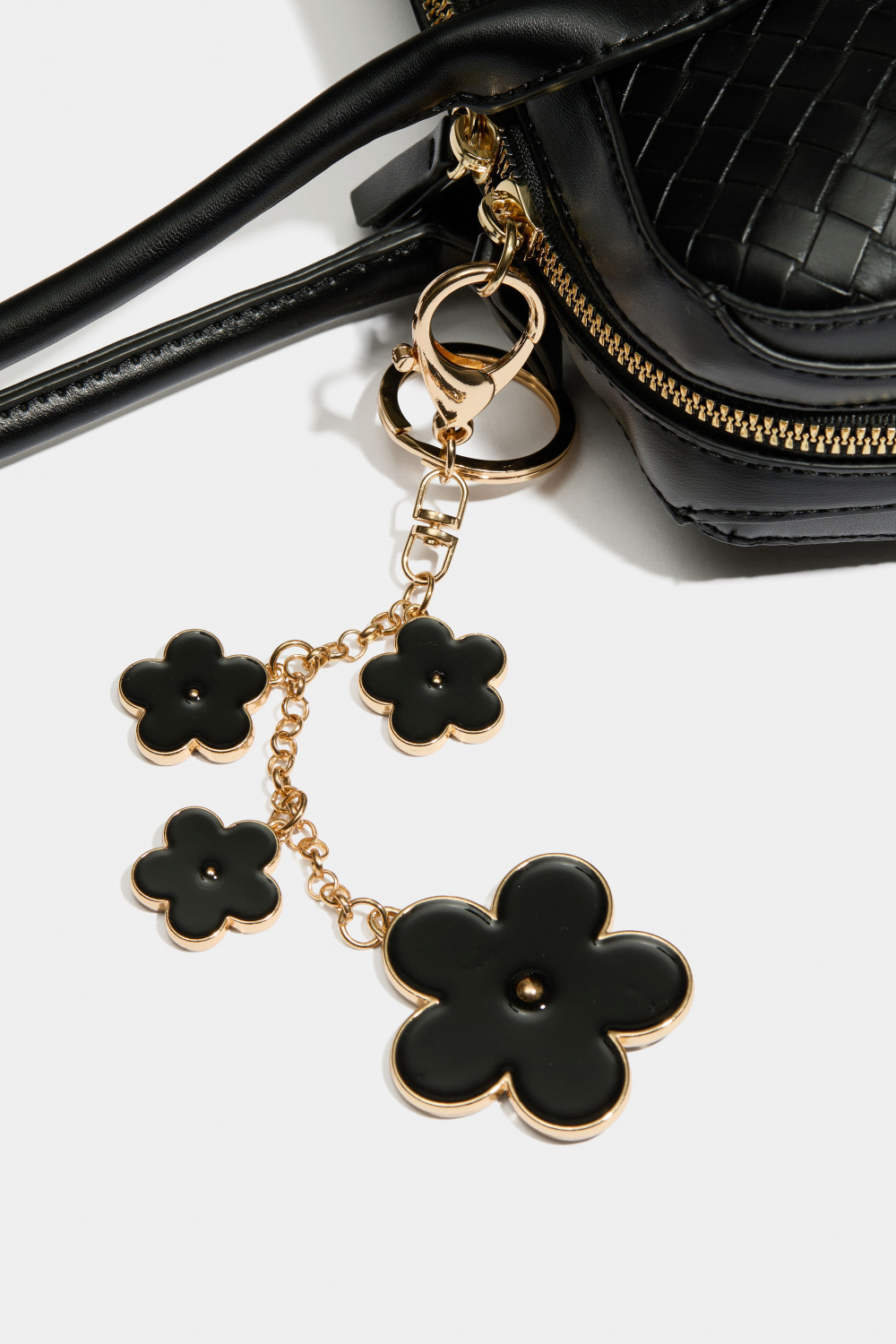 Laukkukoriste mustalla kukalla