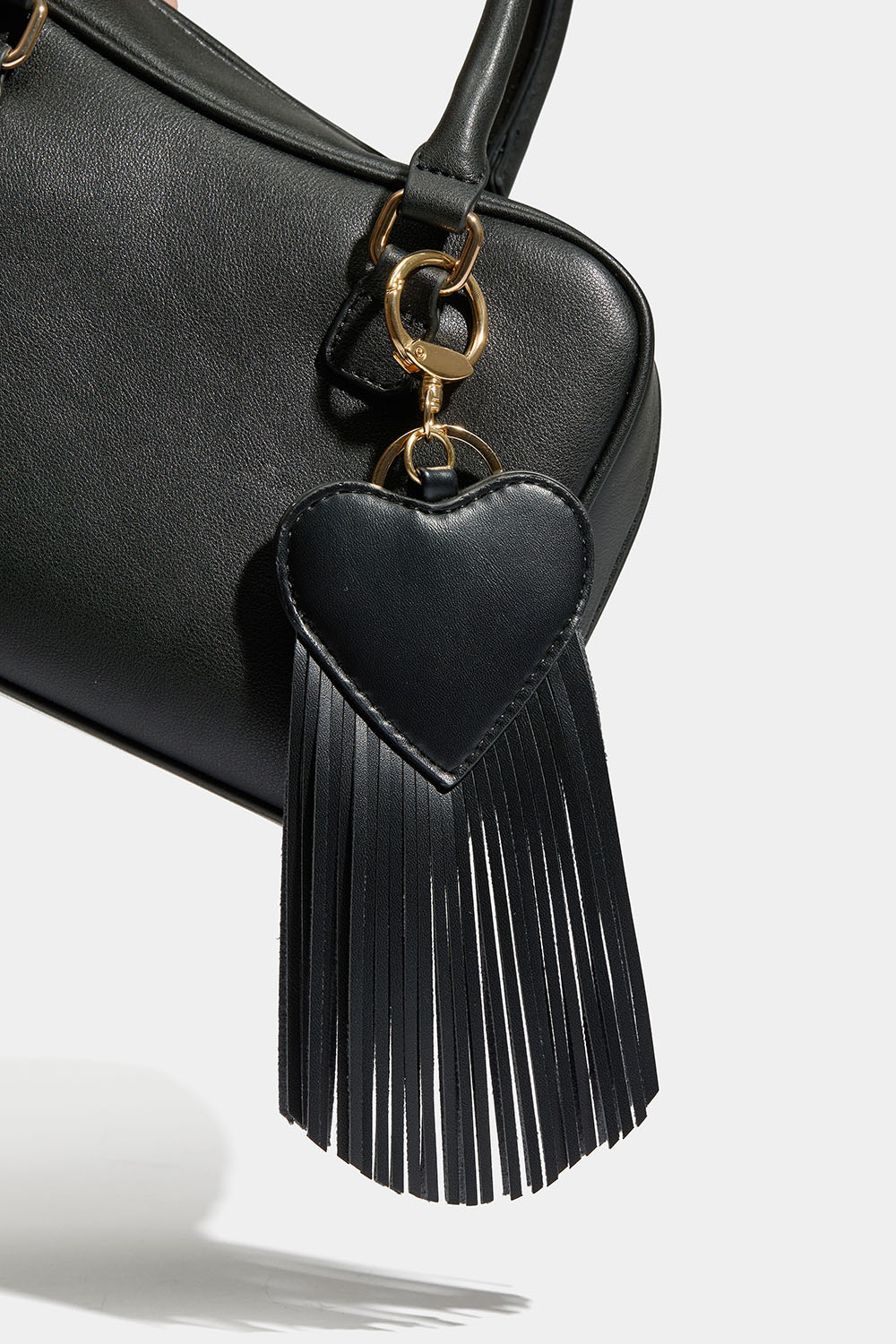 Laukkukoriste, jossa sydän ja hapsuja