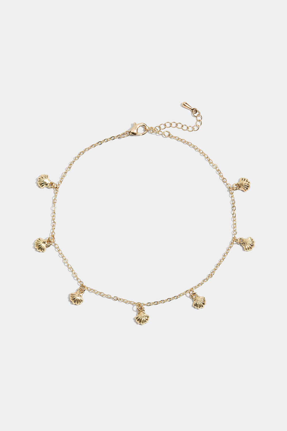 Kullanvärinen nilkkaketju, jossa simpukoita