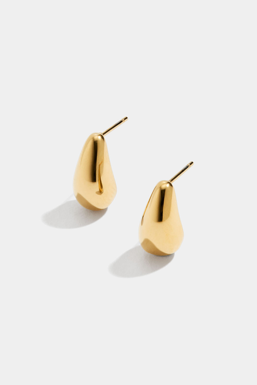 Pienet teräksiset pisaran muotoiset korvakorut 18k kultauksella