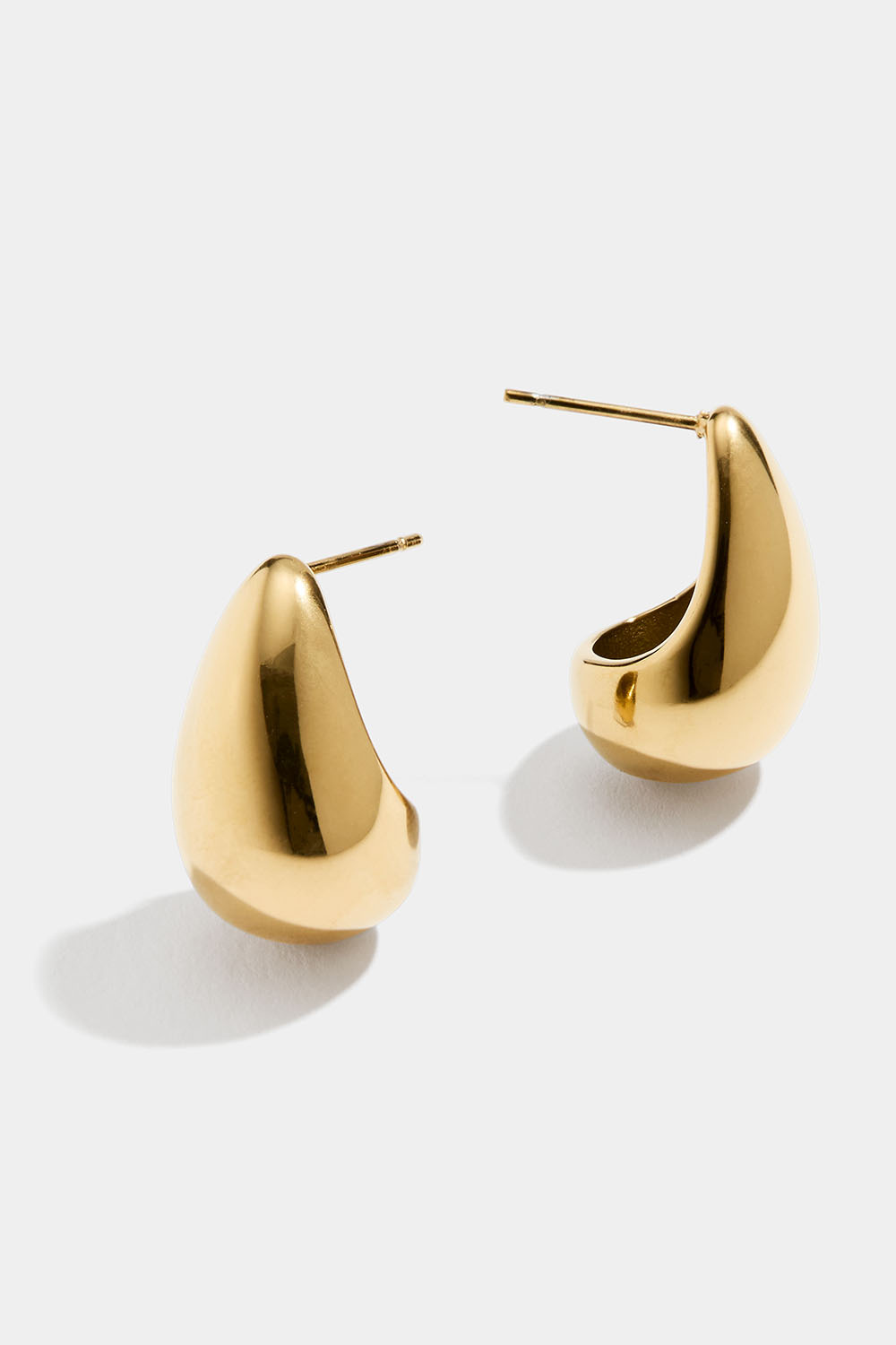 Suuremmat teräksiset pisaran muotoiset korvakorut 18k kultauksella