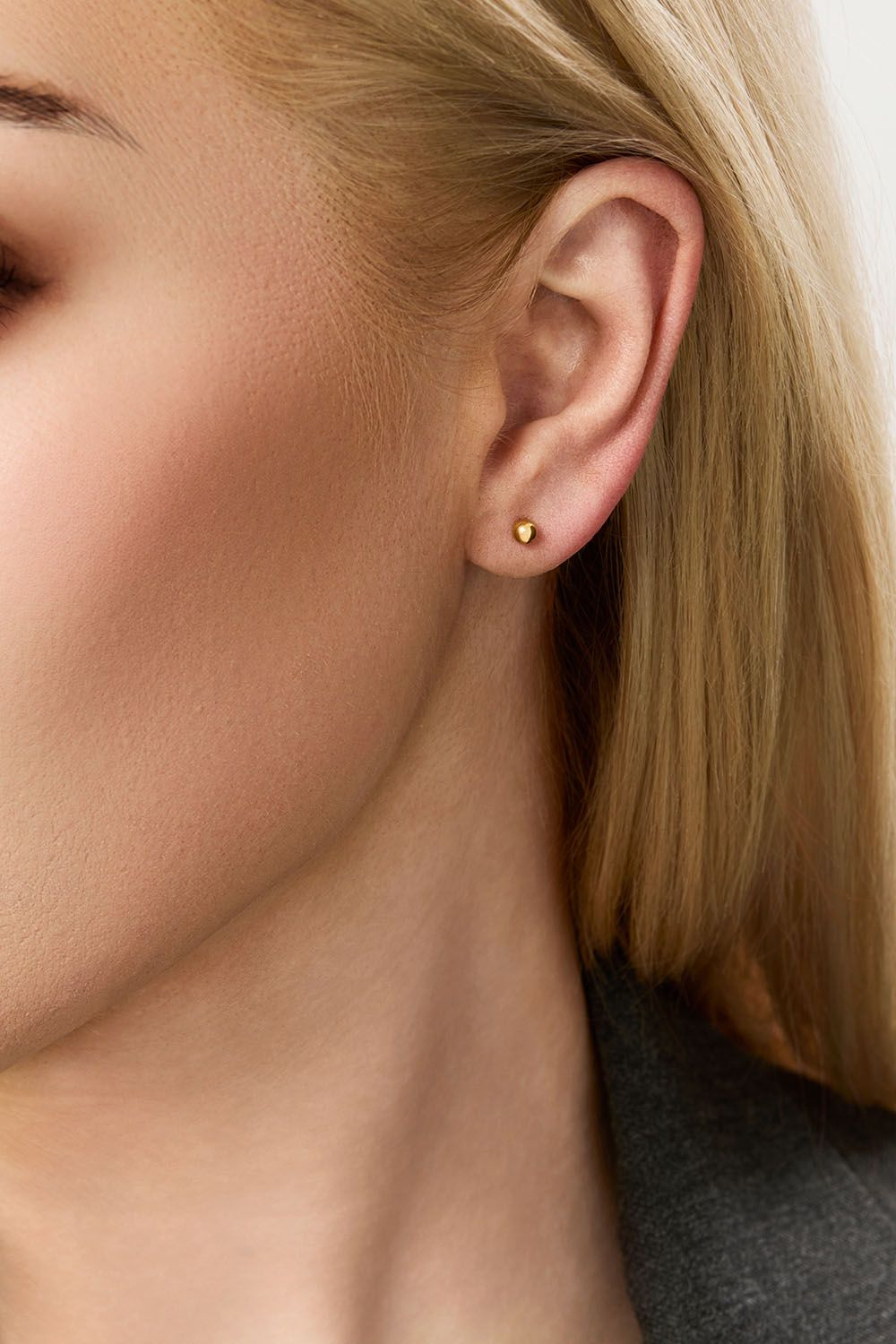 Pienet teräksiset nappikorvakorut 18K kultauksella