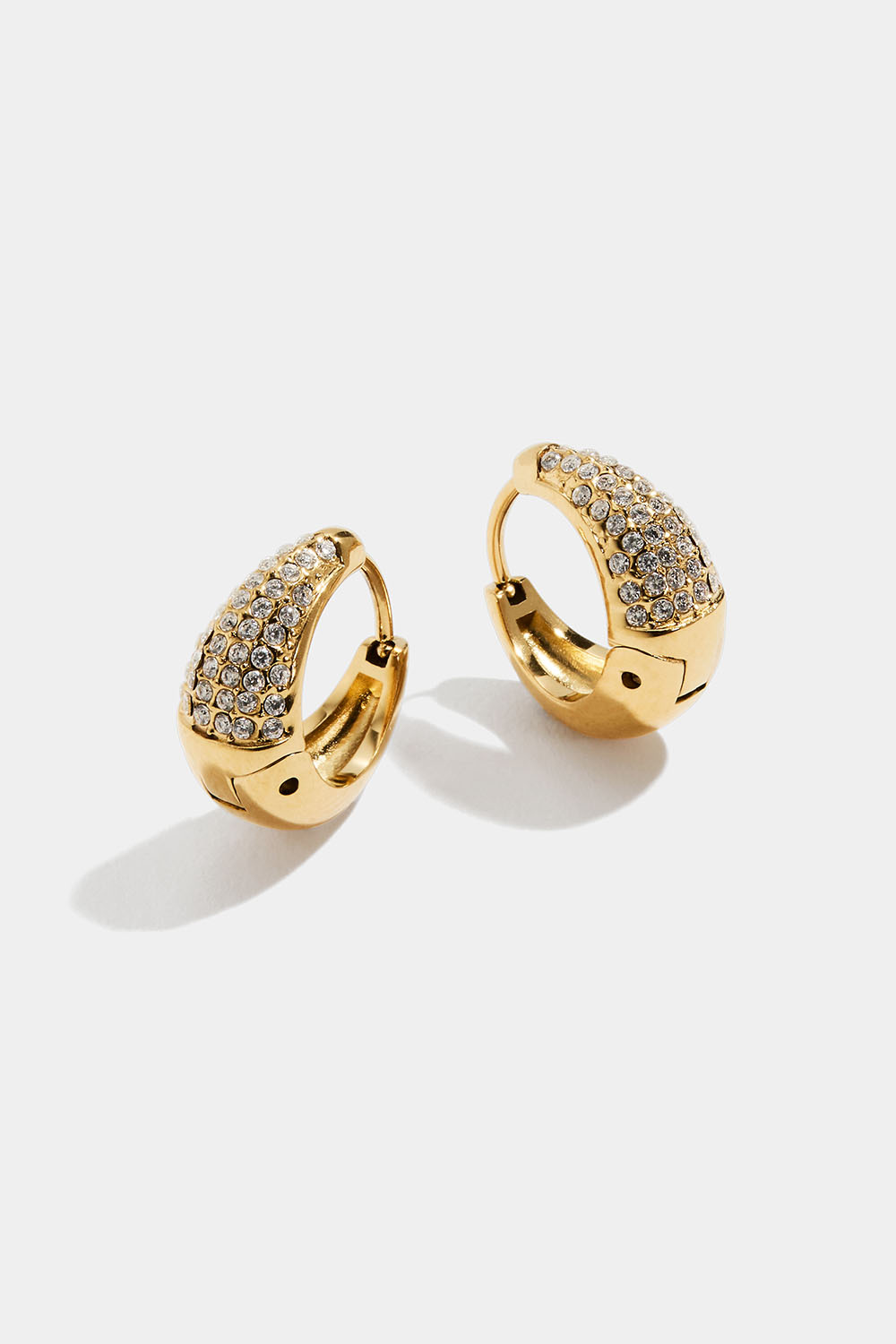 Pisaran muotoiset teräskorvarenkaat, joissa on 18 karaatin kultaus ja Cubic Zirconia -kivi