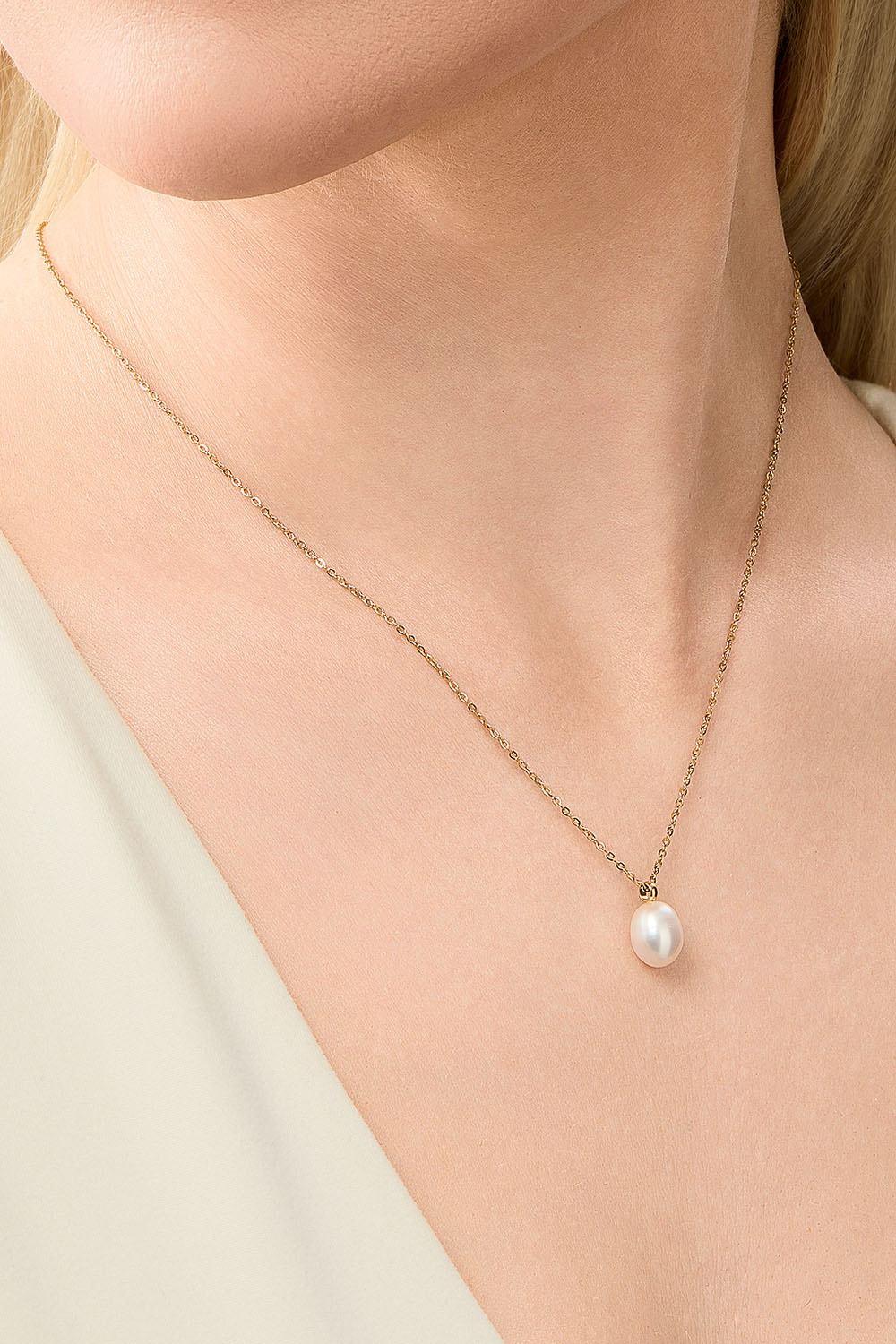 Ohut teräksinen kaulaketju, jossa 18 karaatin kultaus ja makeanveden helmellä
