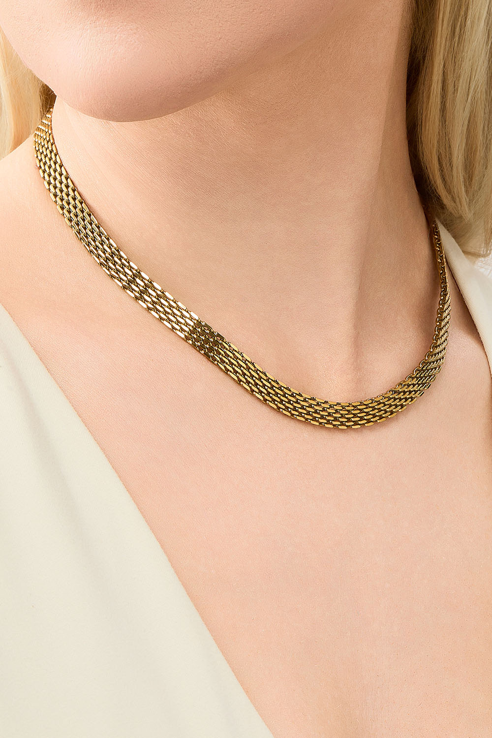 Litteä teräksinen kaulaketju, jossa 18 karaatin kultaus