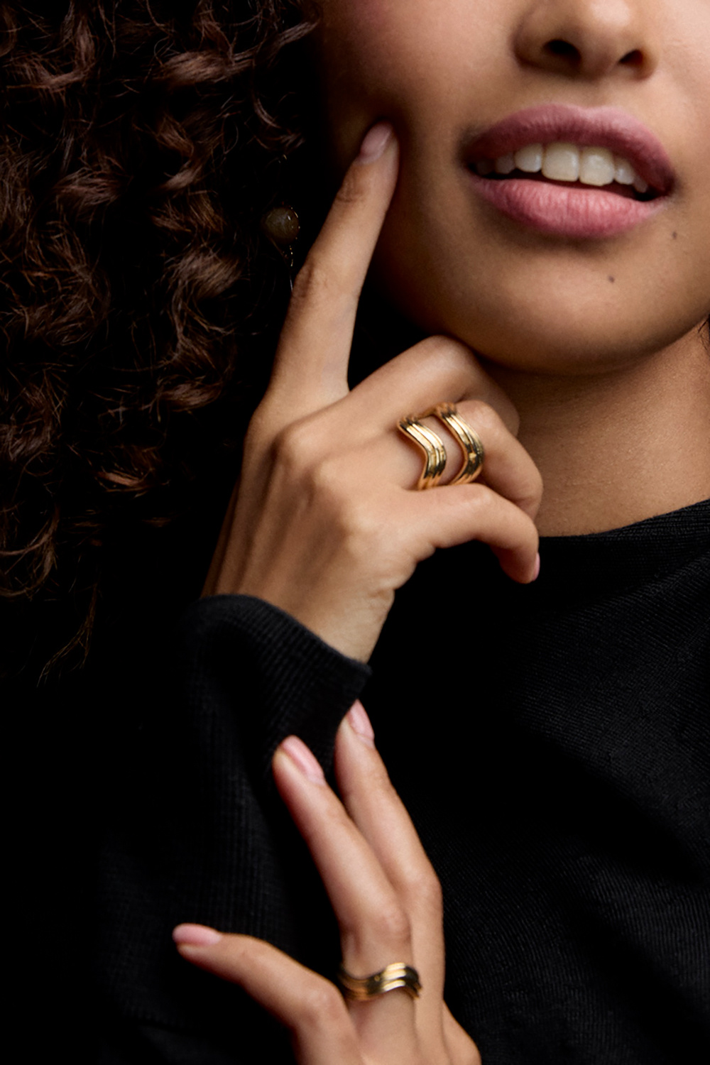 Aaltoileva kullanvärinen sormus