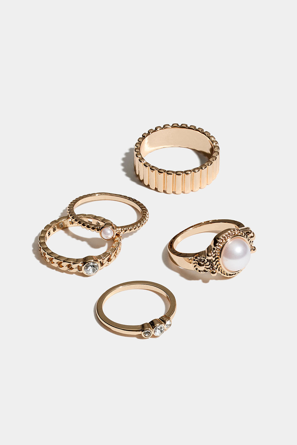 Eri kokoiset kullanväriset sormukset, joissa on mustaa emalia ja lasikiviä, 5 kpl