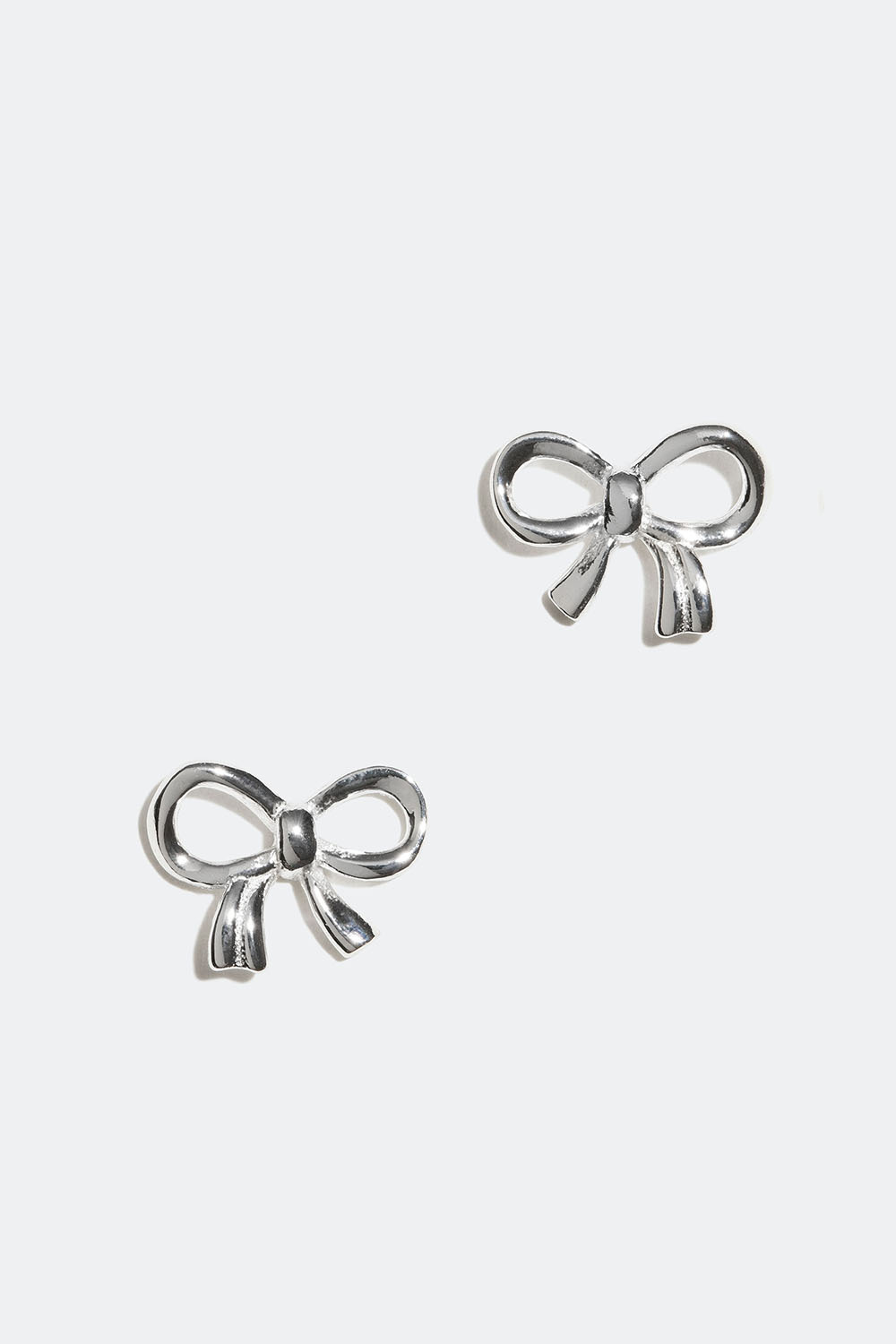 Aidosta hopeasta valmistetut korvakorut, joissa rusetteja