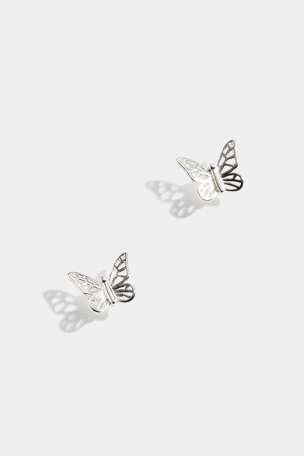 Aidot hopeanappikorvakorut, joissa perhosia