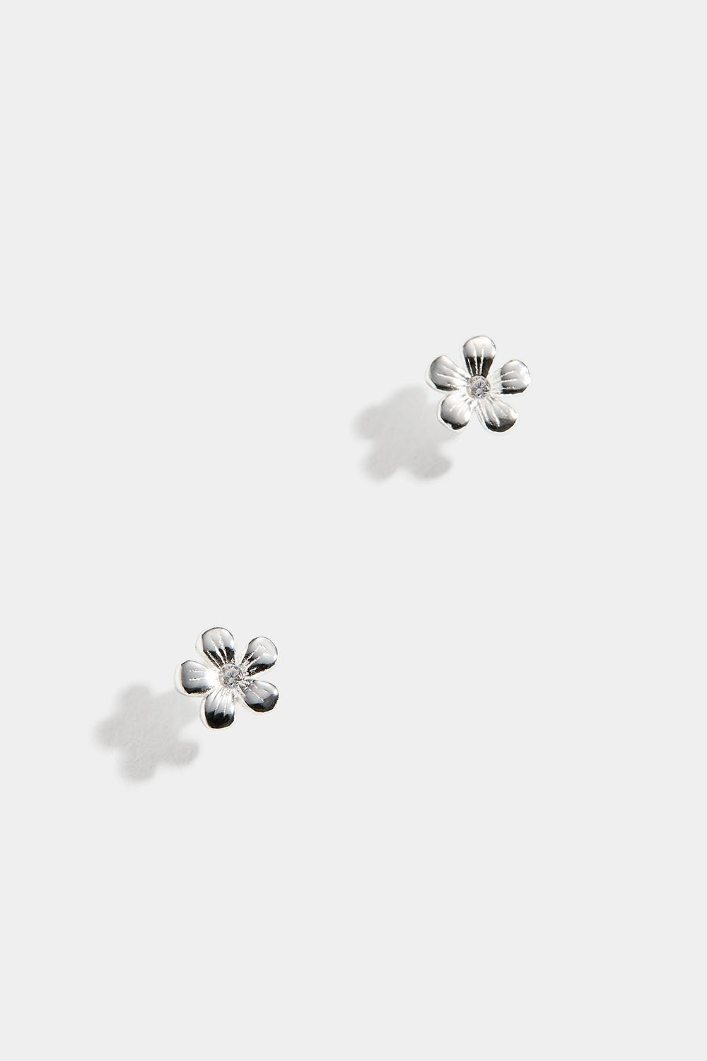 Hopeanappikorvakorut, jossa kukka