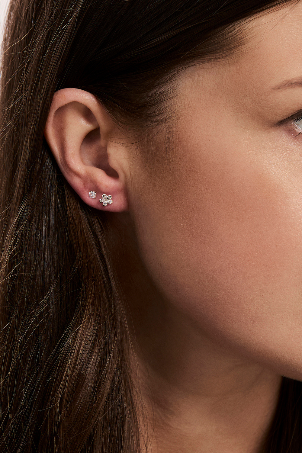 Hopeanappikorvakorut, jossa kukka