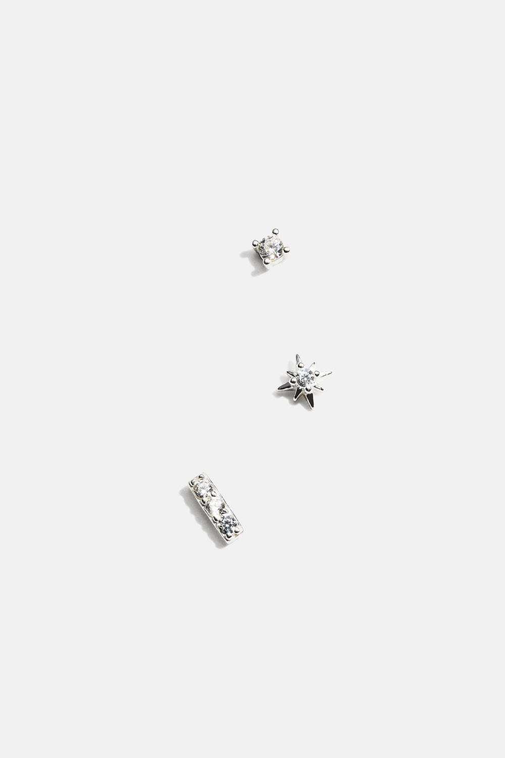 Aidosta hopeasta valmistetut mininappikorvakorut koristeltuina Cubic Zirconia -kivillä useampaan korvalävistykseen.