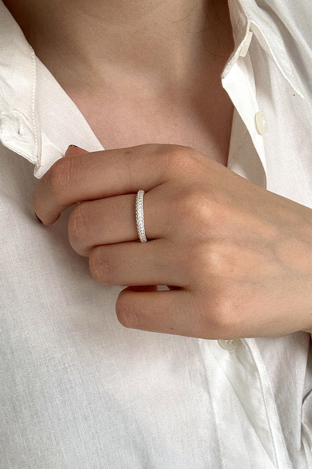 Aidosta hopeasta valmistettu pyöristetty sormus Cubic zirconia -kivellä